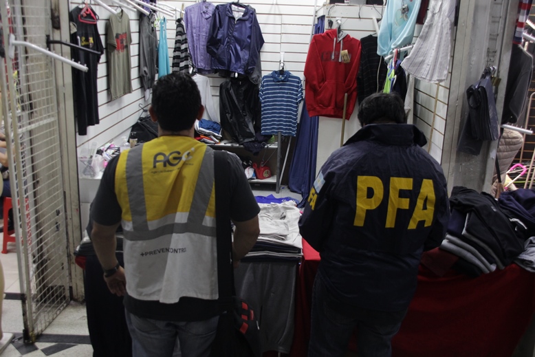 Clausuran 6 locales por ropa trucha