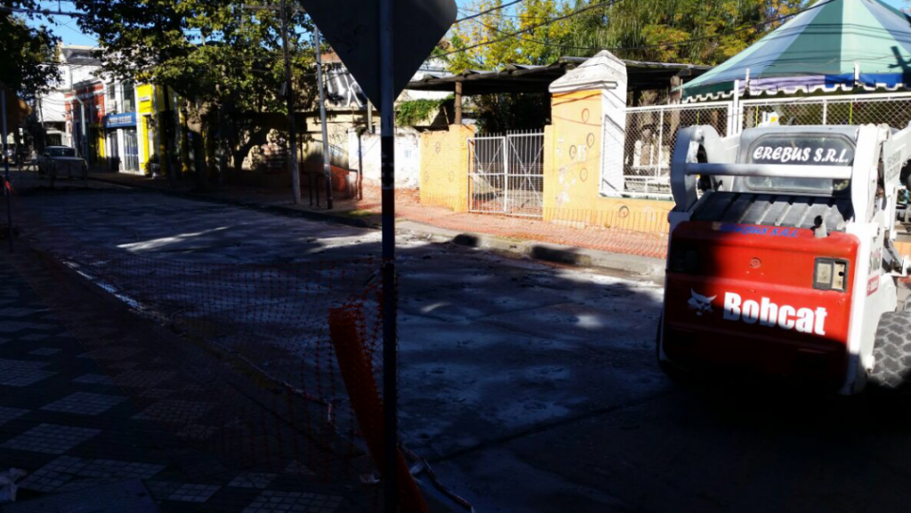 Continúan las obras de repavimentacion en el centro de Pilar
