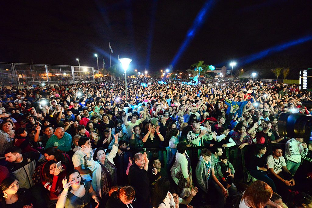Miles de vecinos en el Festival Tropical
