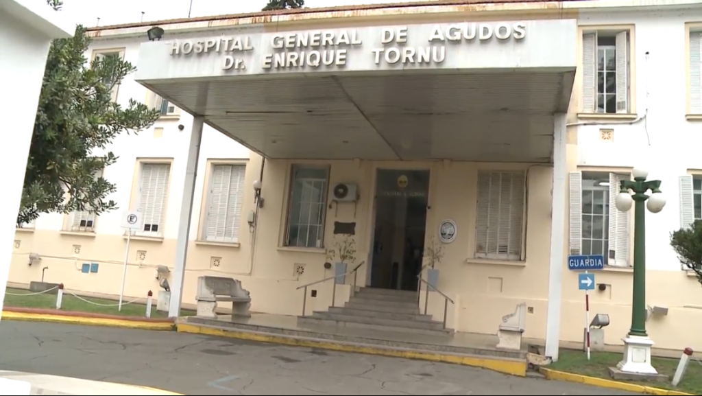 Una mujer se tragó una aguja mientras cosía un jean