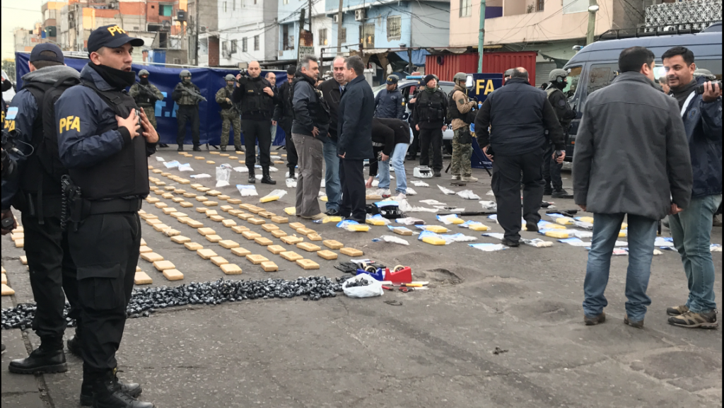 Megaoperativo en la villa 1 11 14 en el bajo Flores