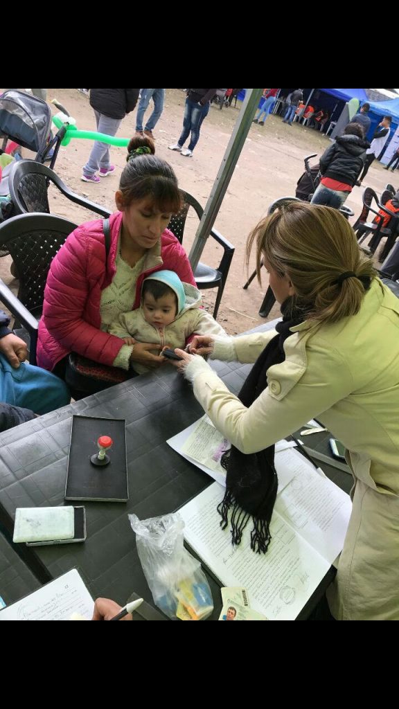 Entrega de DNI a chicos de Pilar