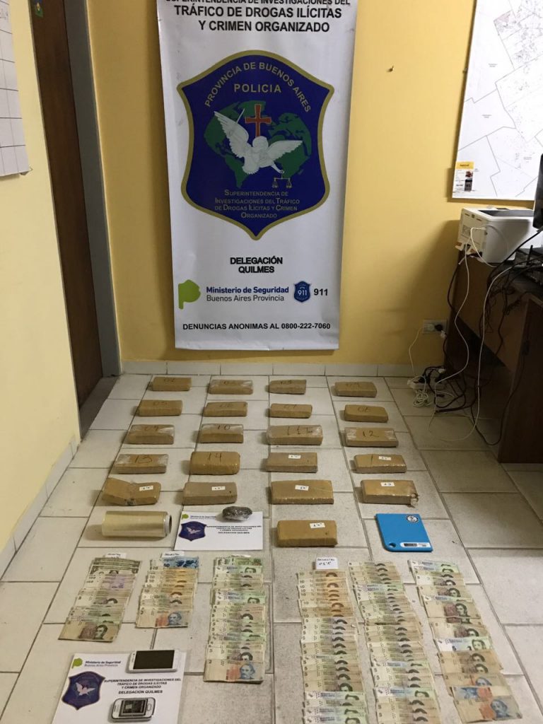 Hallan 21 panes de marihuana ocultos en un colchón