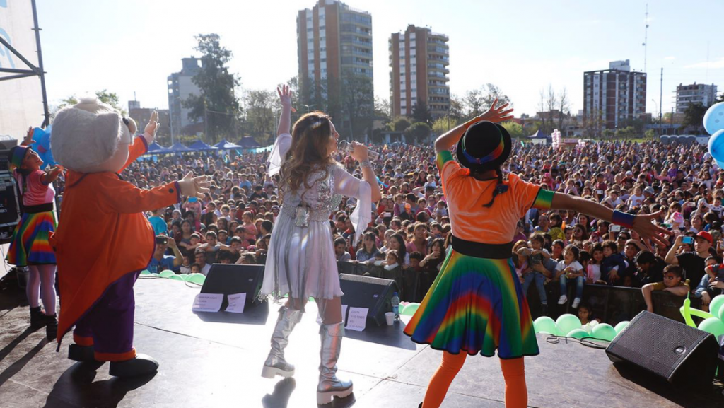 Adriana brilló ante más de 20 mil personas en Pilar