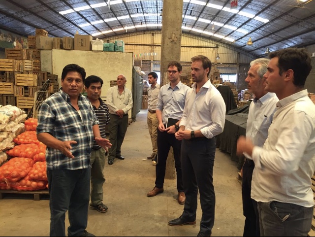 Autoridades provinciales junto a los comerciantes de Pilar