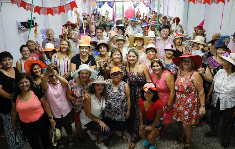 Los adultos mayores disfrutaron de la Fiesta del Sombrero
