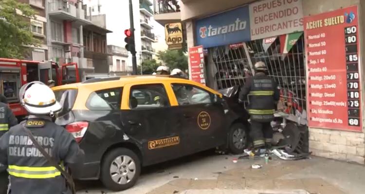 TAXISTA EN FUGA. CHOCÓ ESCAPÓ Y VOLVIÓ A CHOCAR