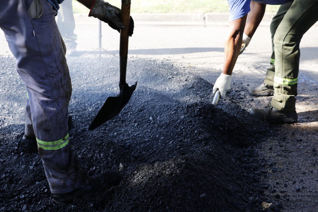 Continúan las tareas de bacheo en distintas calles del distrito