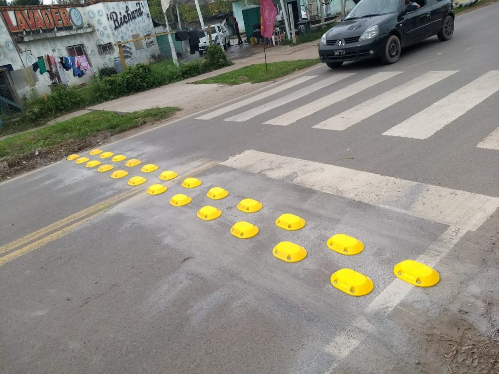 SE INSTALARON REDUCTORES DE VELOCIDAD EN PILAR
