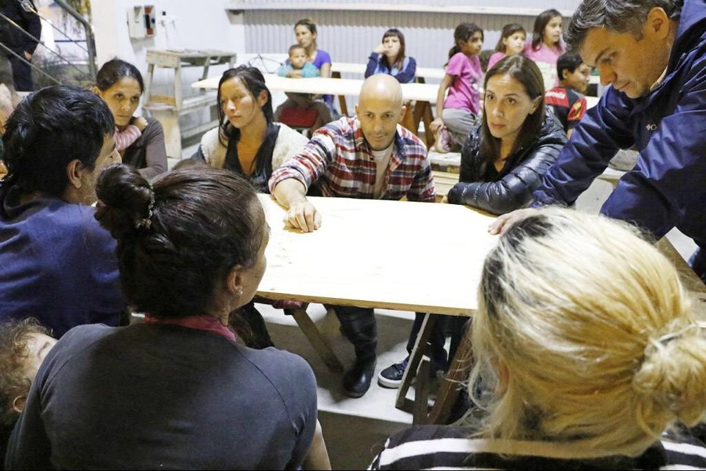 Vidal y Ducoté junto a evacuados en Pilar