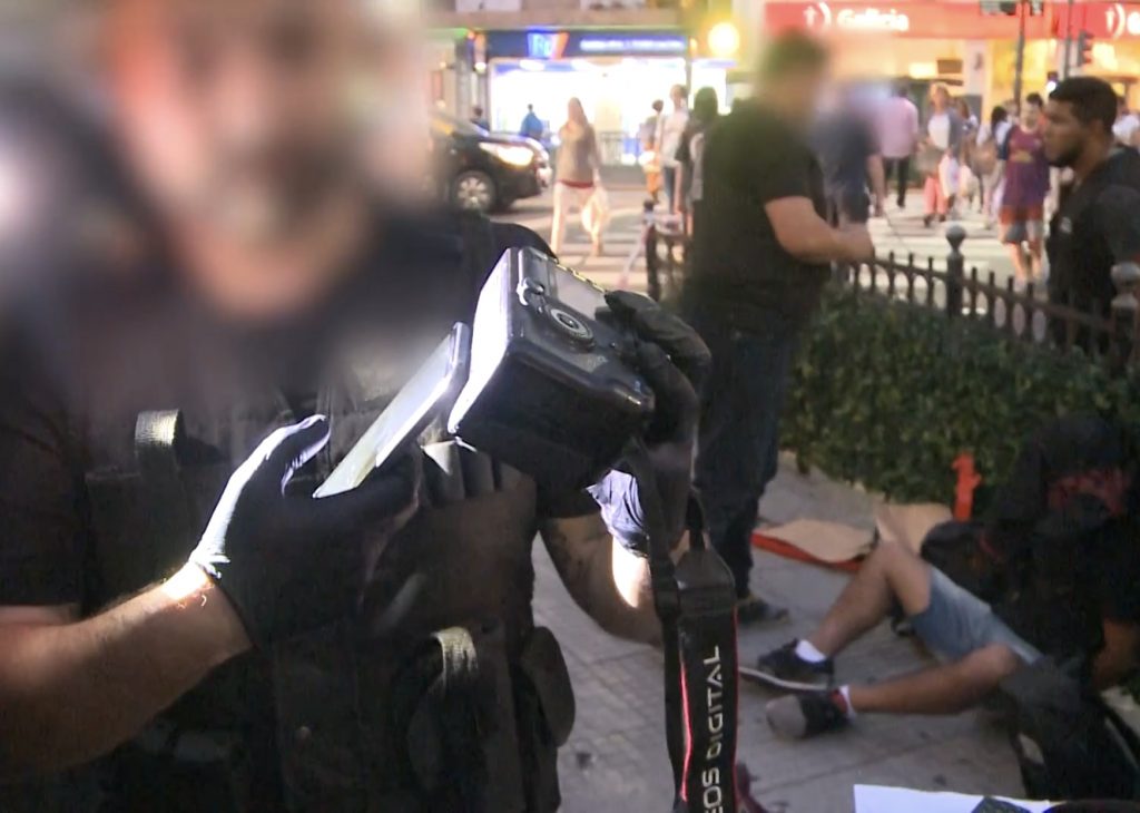 PAPARAZZI ATRAPADO INFRAGANTI: VENDÍA CÁMARAS ROBADAS POR INTERNET