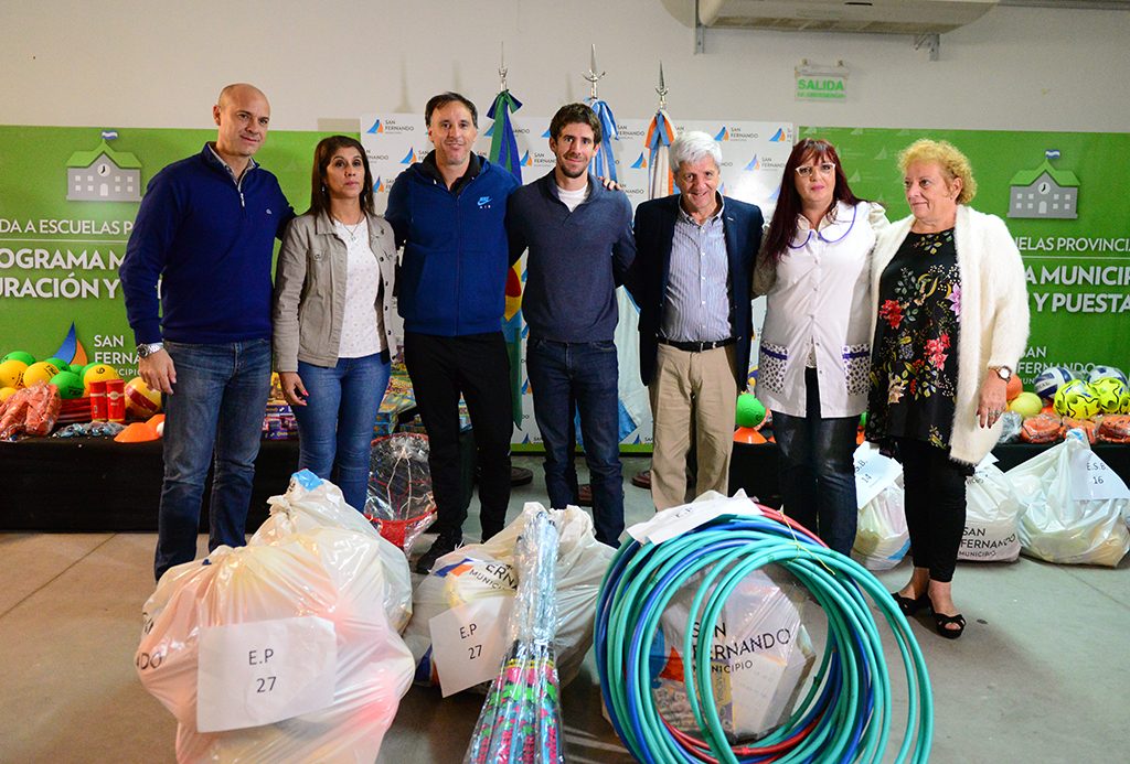 Entregan material deportivo y didáctico en San Fernando