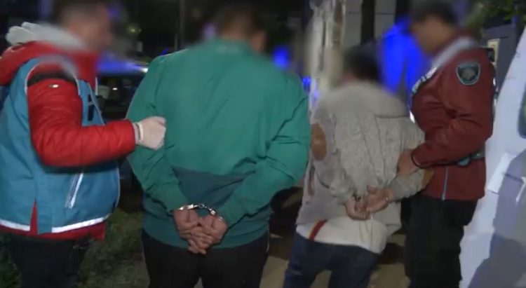 ESCONDÍA LA DROGA EN LA MOCHILA DE SU HIJA DE 5 AÑOS