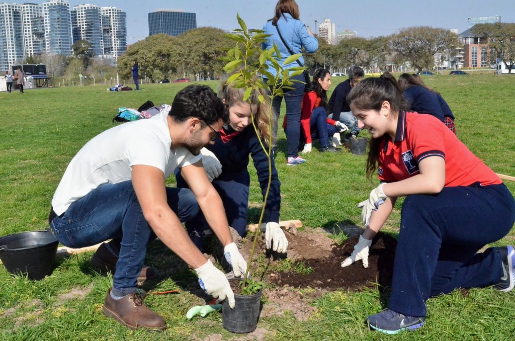 Celebración por el día del árbol en el Paseo de la Costa