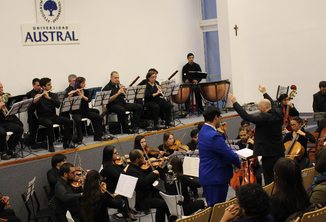 A sala llena, la Orquesta Sinfónica de Pilar brilló en la Universidad Austral