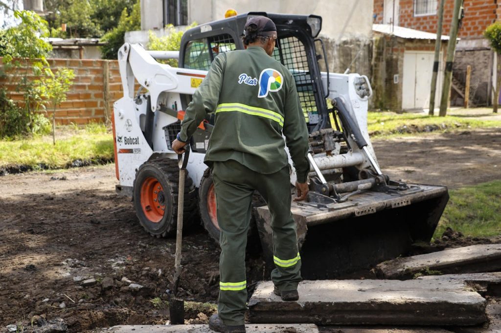 Preparación de suelo y asfalto de la calle Rawson, en Villa Rosa