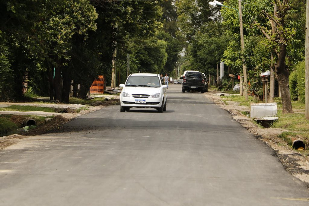 Ducoté recorrió el nuevo asfalto de la calle Lola Mora