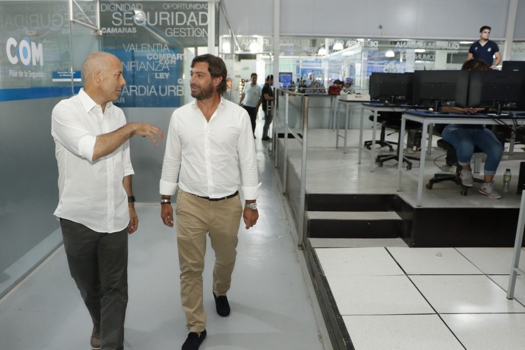 DUCOTÉ JUNTO A SALVAI EN EL CENTRO DE OPERACIONES MUNICIPAL