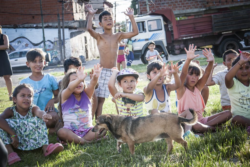 LOS CHICOS DEL BARRIO LA CAVA DISFRUTARON CON LA OBRA “VALOR EN VEREDA”