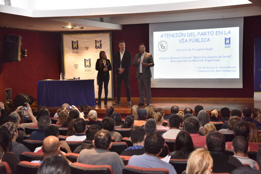 Curso práctico de parto en la vía pública en Malvinas Argentinas