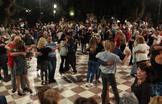 MULTITUDINARIA MILONGA A CIELO ABIERTO EN MARTÍNEZ