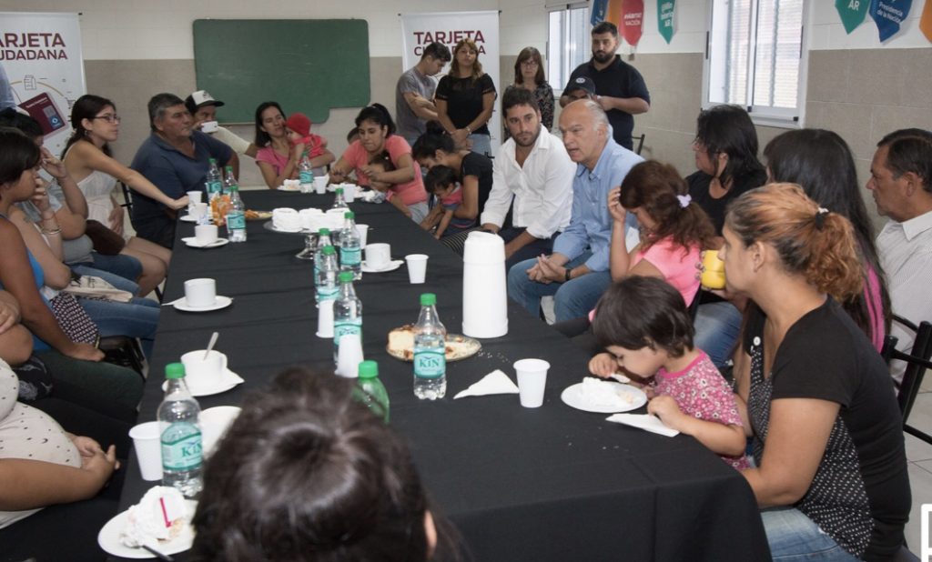 GRINDETTI ENTREGÓ LOS PRIMEROS 20 PLÁSTICOS DE LA TARJETA CIUDADANA