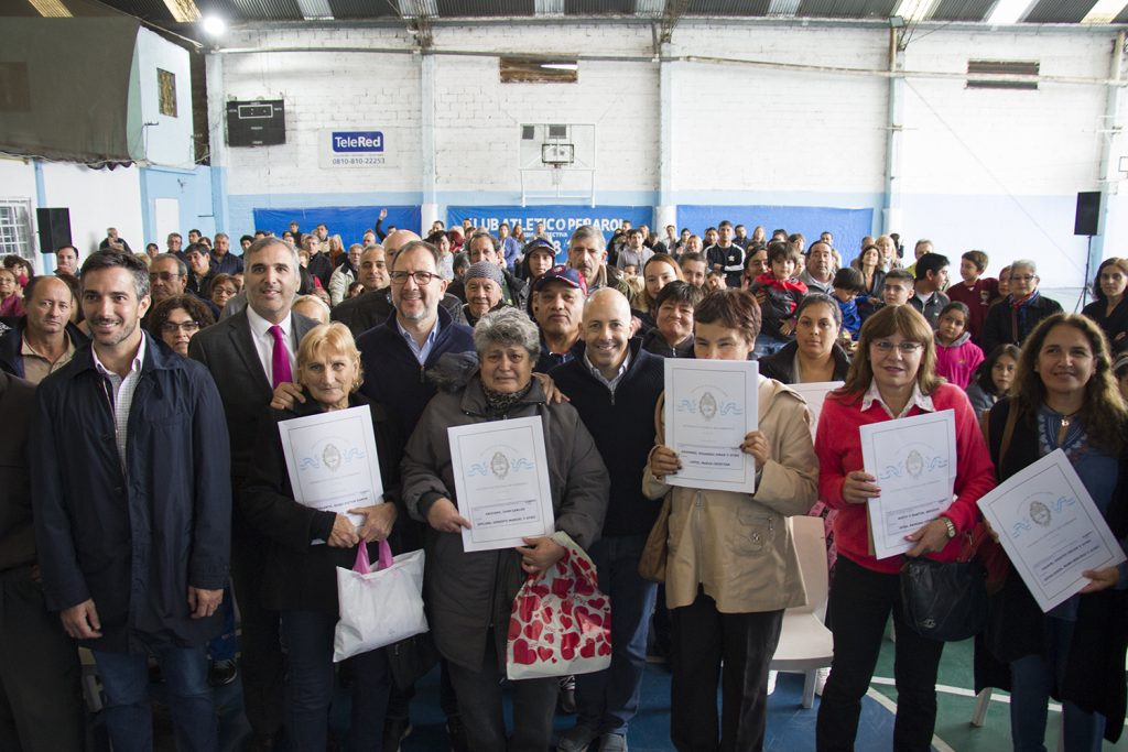Ducoté entregó nuevas escrituras para los vecinos de Pilar
