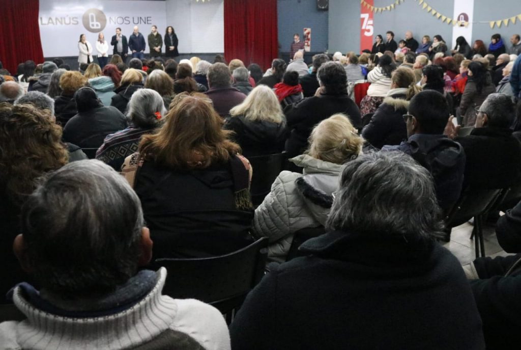 GRINDETTI RECIBIÓ DOCUMENTACIÓN DE 350 FAMILIAS