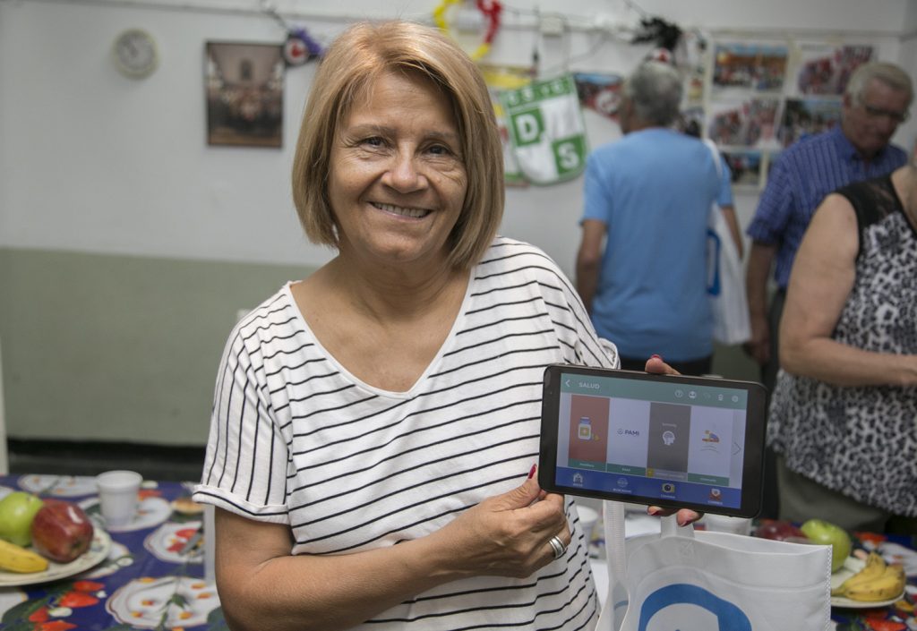 Jorge Macri entregó tablets a jubilados
