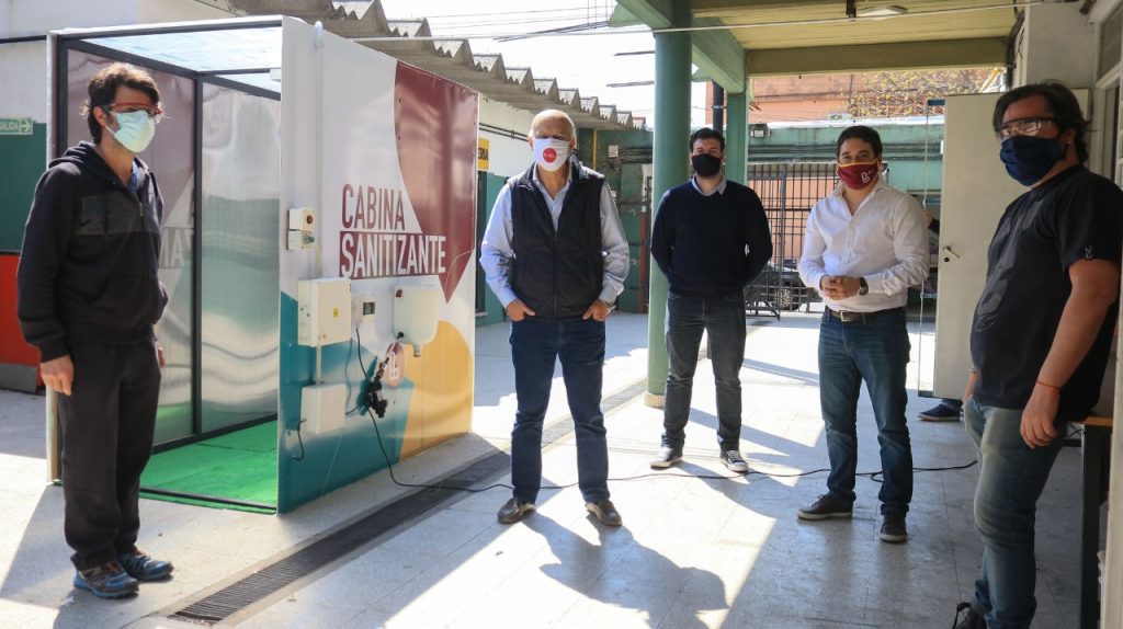 EMPRENDEDORES Y ESTUDIANTES CONSTRUYERON UNA CABINA SANITIZANTE PARA EL MUNICIPIO