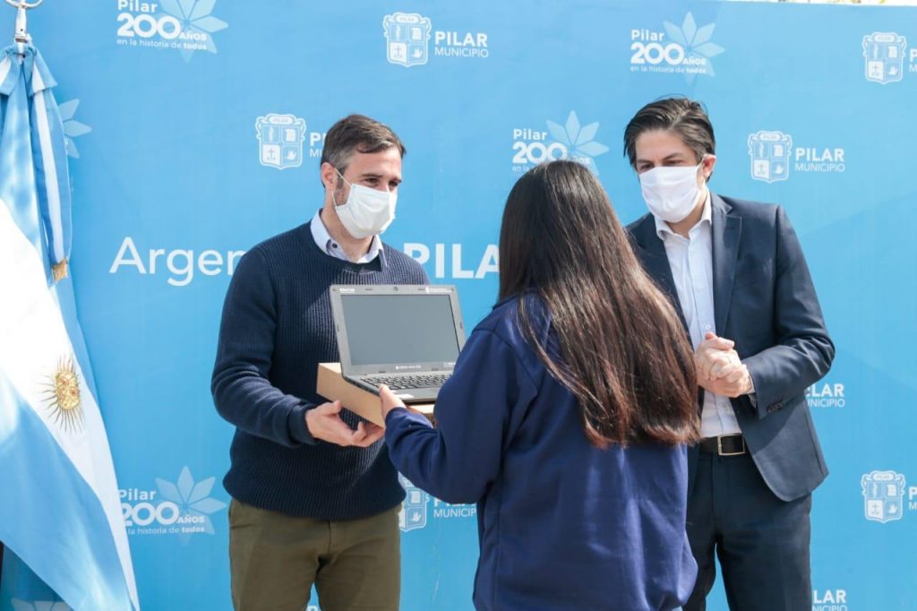 Achával junto a Trotta entregaron netbooks a alumnos del distrito
