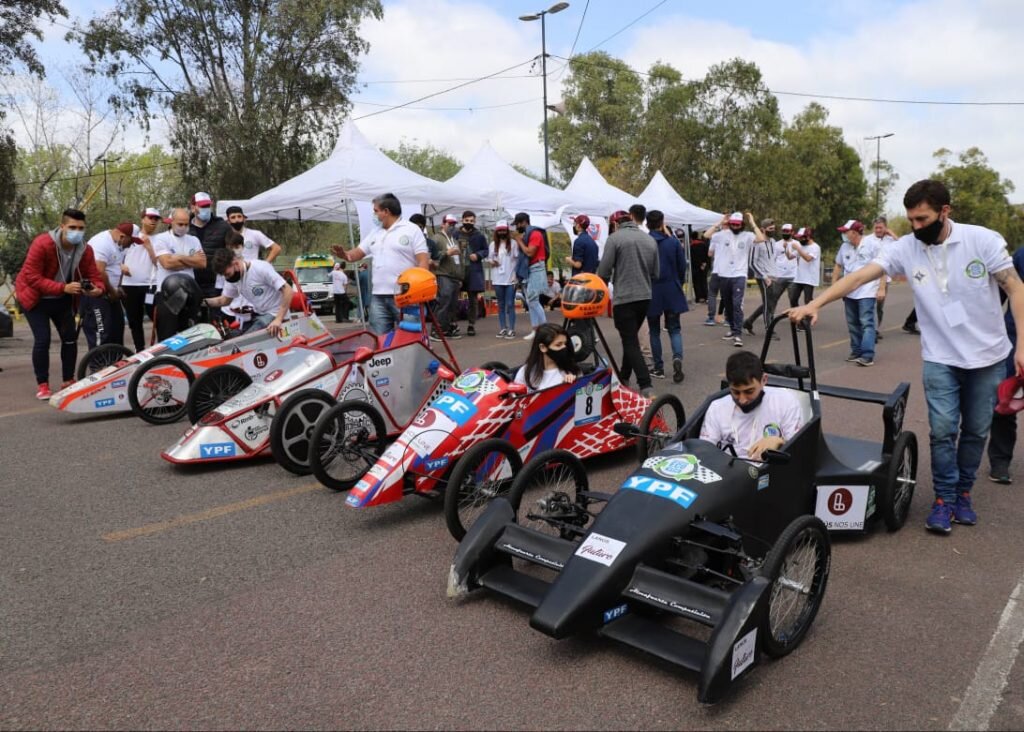 DESAFÍO ECO YPF: GRINDETTI PARTICIPÓ DE LA PUESTA A PUNTO DE LOS AUTOS FABRICADOS POR ESCUELAS TÉCNICAS DE LANÚS