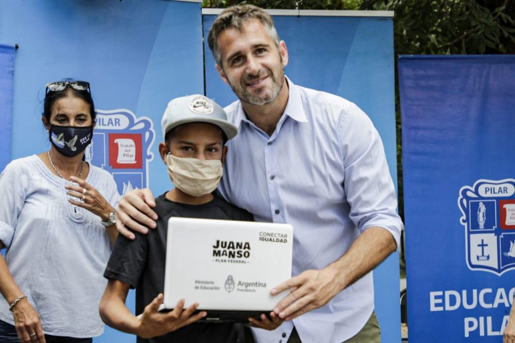 Achával acompañó una nueva entrega de netbooks a los alumnos de Pilar