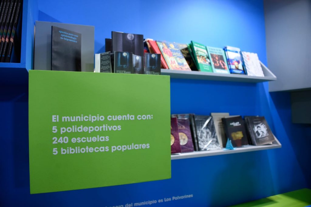 Noe Correa visitó el stand de Malvinas Argentinas en la “46° Feria Internacional del Libro”