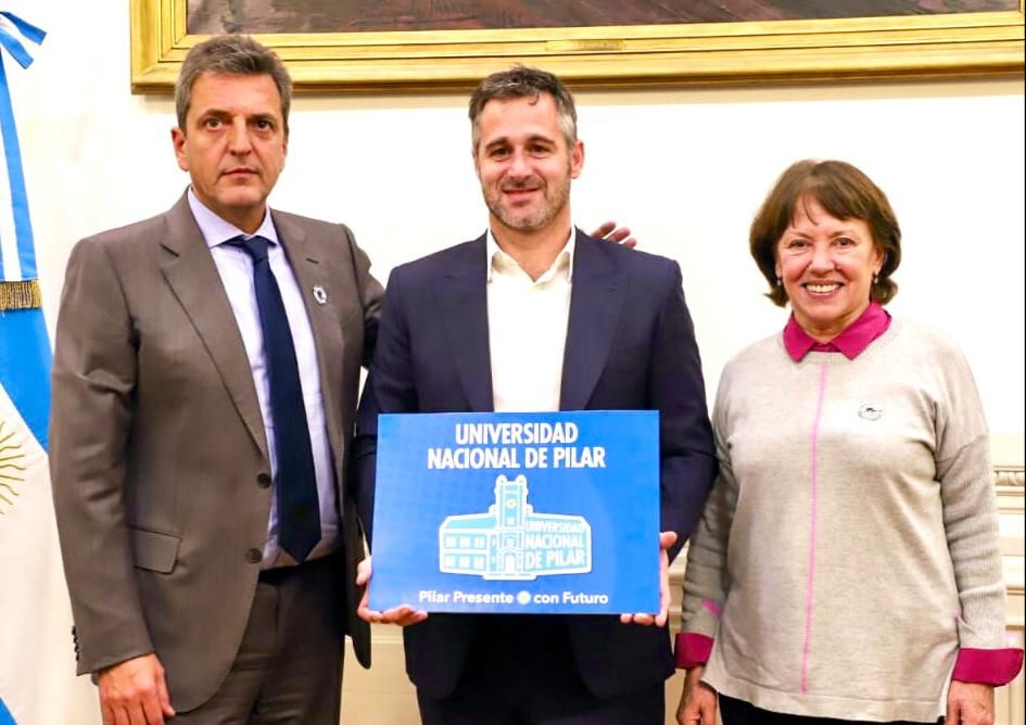 Achával llevó al Congreso las firmas para hacer realidad la Universidad de Pilar y fue recibido por Massa