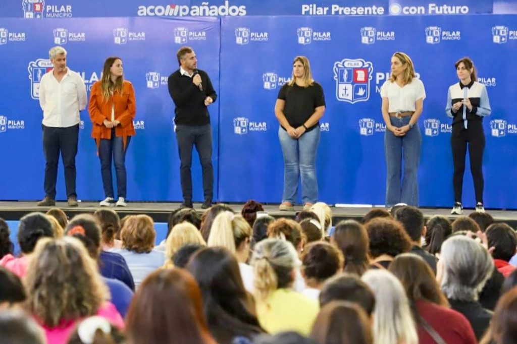 Achával acompañó a estudiantes que recibieron su tablet