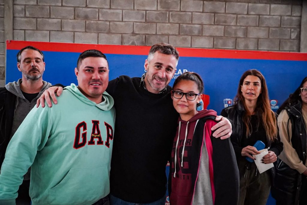 Achával acompañó a los chicos de Derqui que recibieron sus anteojos