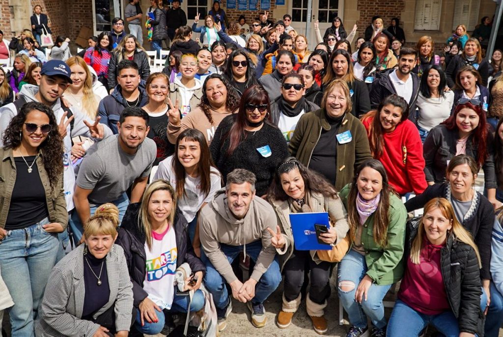 Achával acompañó a los educadores en la entrega de libros del programa “Tarea de Todos”