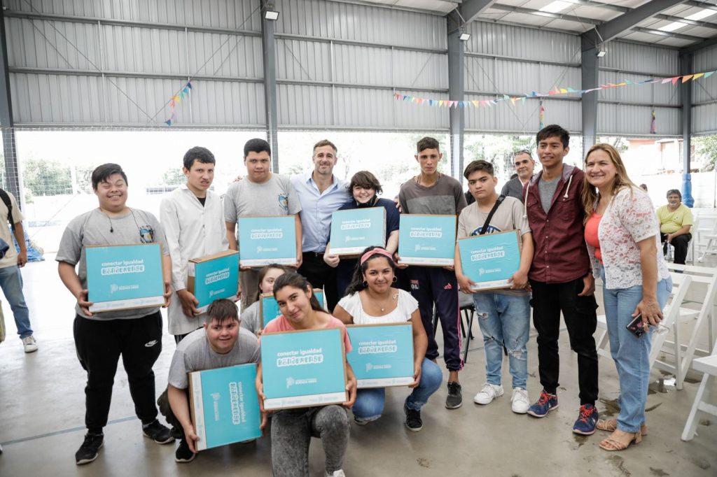 Achával acompañó a los estudiantes de escuelas especiales que recibieron su tablet en Del Viso