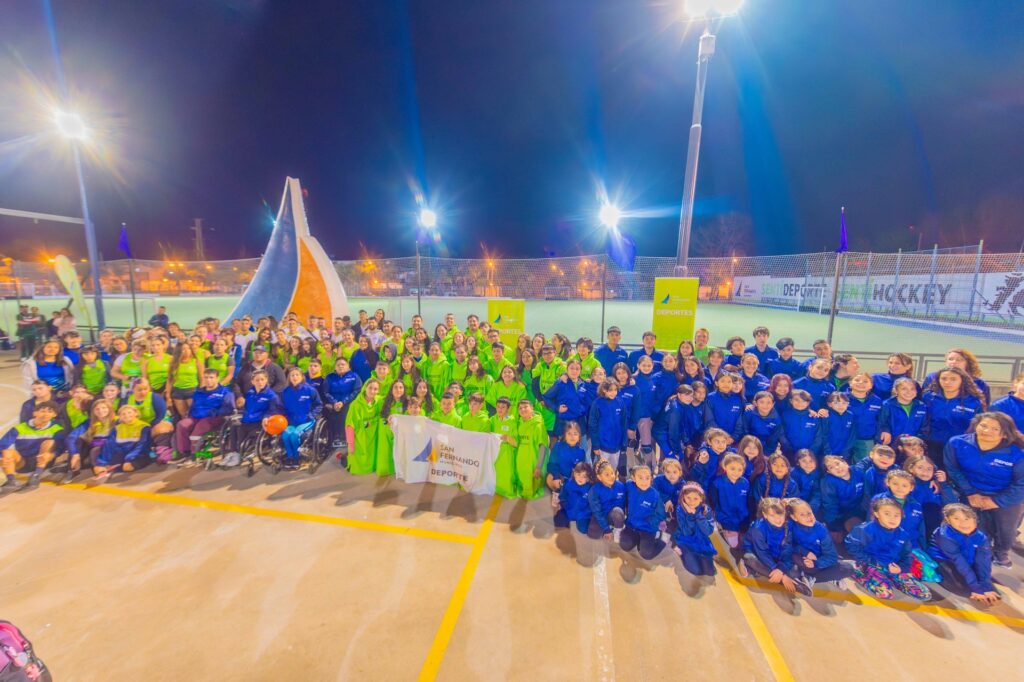 200 deportistas de San Fernando reciben nueva indumentaria para representar al Municipio