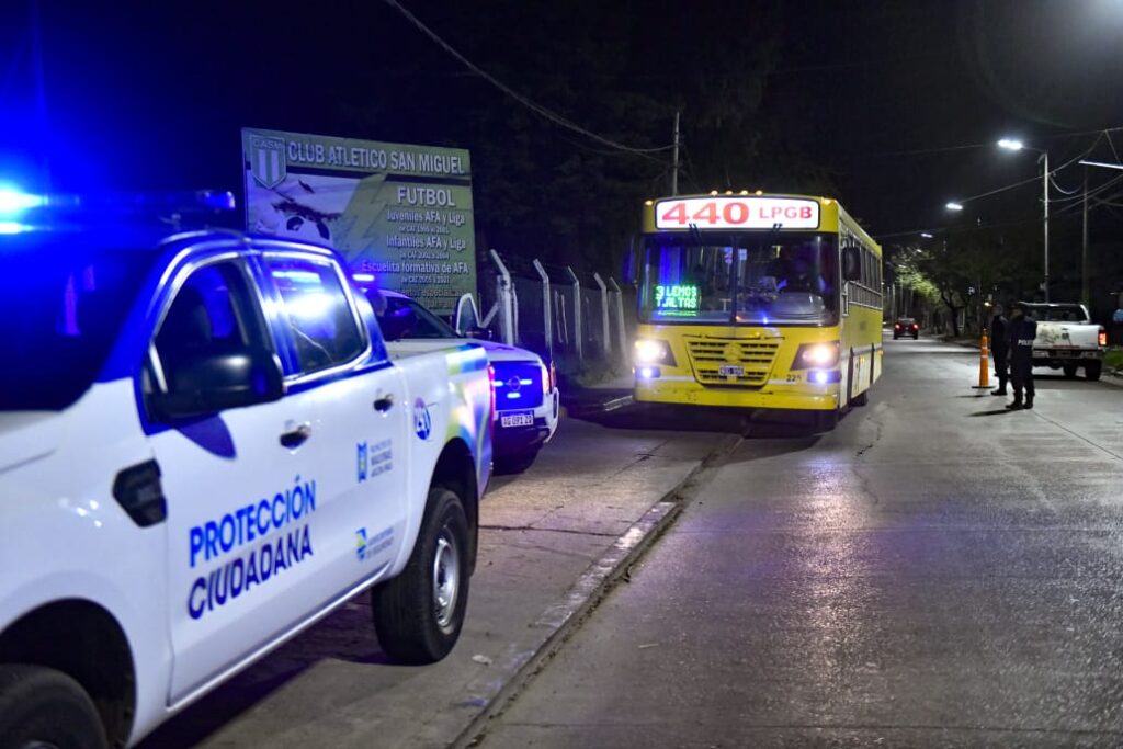 Operativos nocturnos de seguridad en líneas de colectivos en Malvinas Argentinas