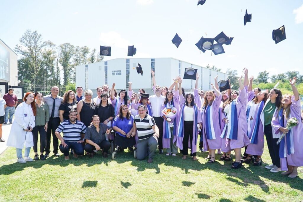 Achával felicitó a los egresados de la Escuela de Enfermería