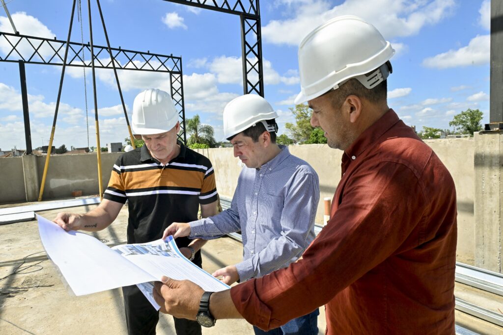 Leo Nardini supervisó el avance de importantes obras educativas en Malvinas Argentinas