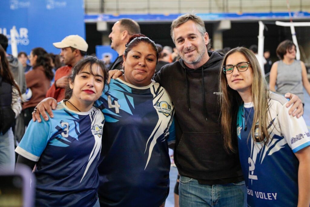 Achával acompañó a chicos y jóvenes en una clínica de Voley en el Microestadio Municipal