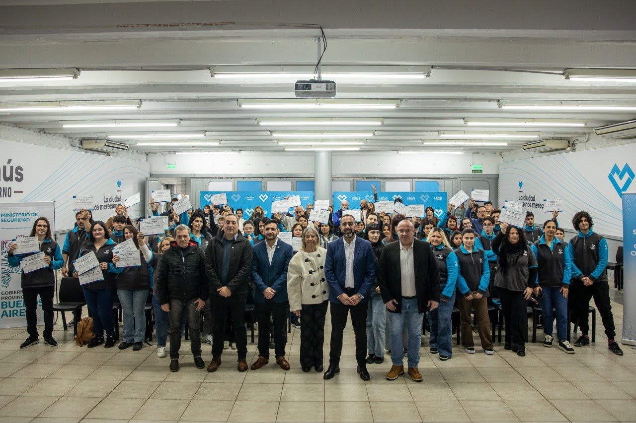 Certifican la capacitación de empleados del centro de monitoreo de Lanús