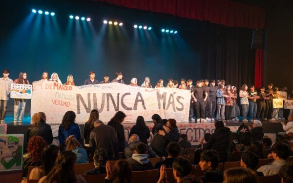 50 AÑOS DE LA NOCHE DE LOS LÁPICES CON LA PARTICIPACIÓN DE MÁS DE MIL JÓVENES