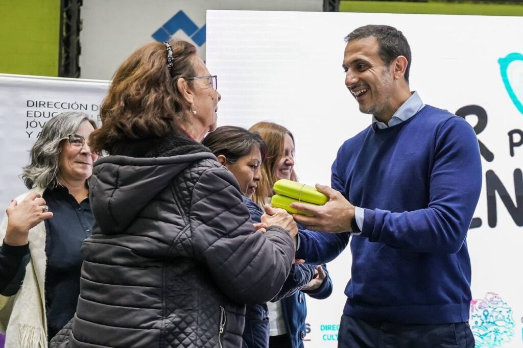 Julian Álvarez entregó anteojos a más de 300 estudiantes
