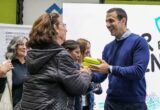 Julian Álvarez entregó anteojos a más de 300 estudiantes