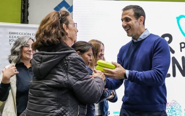 Julian Álvarez entregó anteojos a más de 300 estudiantes