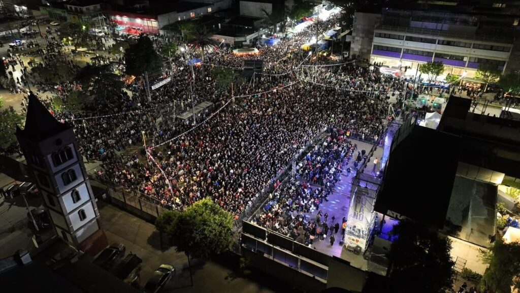 MAYRA JUNTO A FUNCIONARIOS MUNICIPALES Y UNA MULTITUD DE VECINOS DISFRUTARON DEL CIERRE MUSICAL DE RODRIGO TAPARI